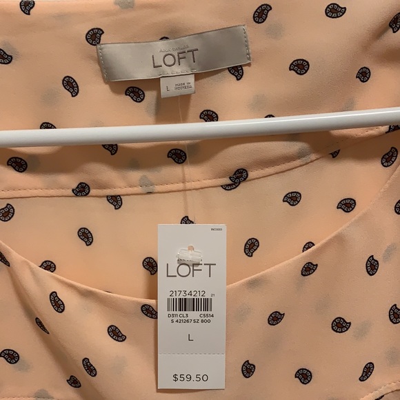 NWT- Ann Taylor Loft, long sleeve blouse with button sleeve. - Picture 3 of 4